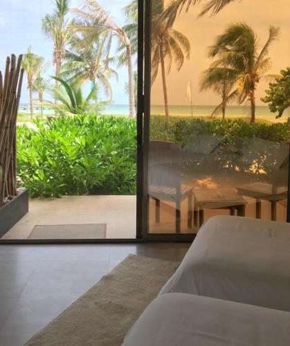 a room with a table and a view of the beach at Hotel La Casa Cielo solo adultos in El Cuyo