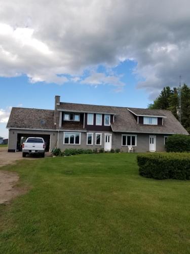a truck parked in front of a house at The Ranch Highway 55 in Debden
