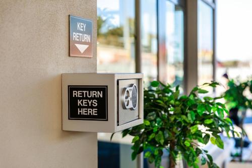a sign that says return keys here on a wall at Bendigo Oval Motel in Bendigo