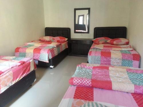 Tempat tidur dalam kamar di Bromo Backpacker Tosari