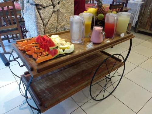 コンゴーニャスにあるPousada Circuito dos Inconfidentesの木製テーブル(食べ物・飲み物のトレイ付)