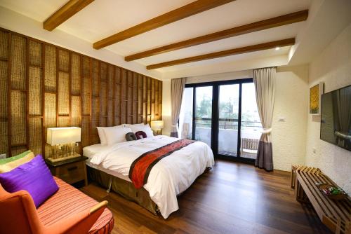 小琉球的住宿－泰美風情旅店，一间卧室设有一张床和一个大窗户