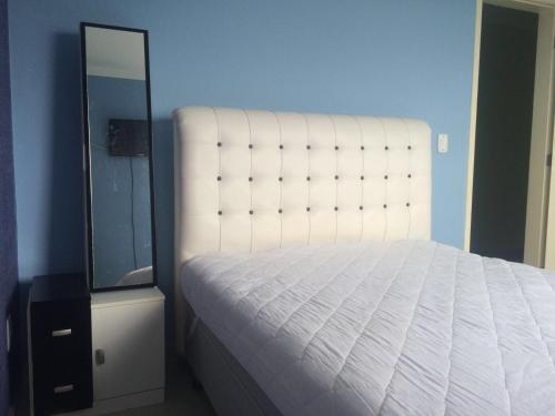 Postel nebo postele na pokoji v ubytování Maravilhoso apartamento temporada Cabo Frio - São Pedro da Aldeia