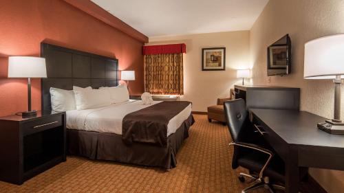 Pokój hotelowy z łóżkiem i biurkiem w obiekcie Best Western Mulberry Hotel w mieście Mulberry