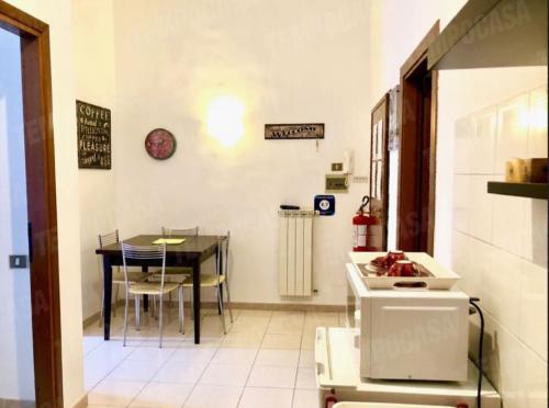 eine Küche und ein Esszimmer mit einem Tisch und Stühlen in der Unterkunft Calamatta's House in Civitavecchia