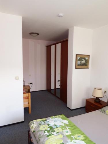Postel nebo postele na pokoji v ubytování nette Ferienwohnung mit eigenem Eingang und Sonnenterrasse