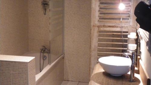 a bathroom with a sink and a tub and a toilet at La Slow Life in Saint-Maurice-sous-les-Côtes