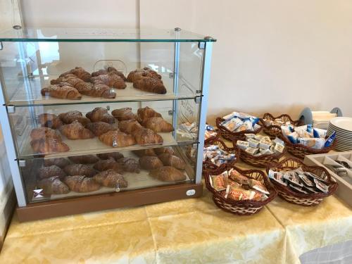 une vitrine remplie de nombreux types différents de pâtisseries dans l'établissement Borgo San Cosmo Tropea, à Brattirò