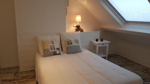 une chambre avec un grand lit blanc avec une fenêtre dans l'établissement Residence H Royal climatisé WIFI, à Mers-les-Bains