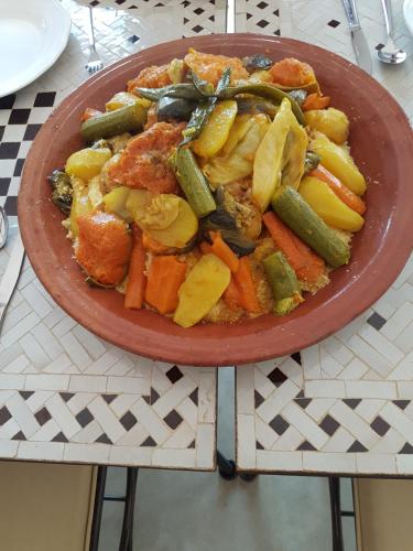 Makanan di atau berdekatan rumah tamu ini