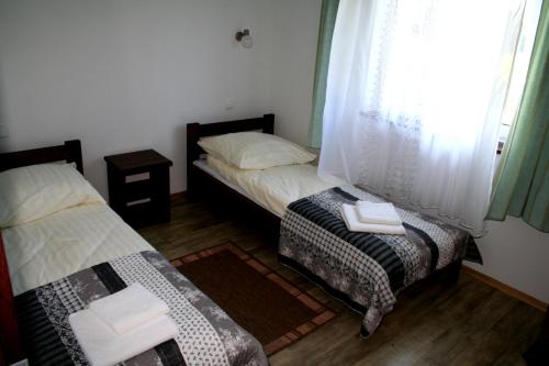 Łóżko lub łóżka w pokoju w obiekcie Domki przy Dworskiej