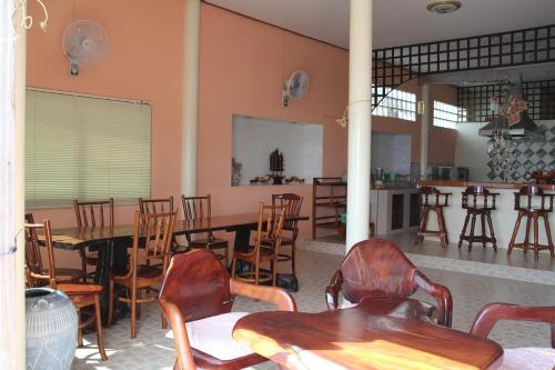 a dining room with a table and chairs at Ban Sulada Guest House in Laem Ngop