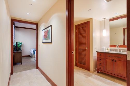 Ванна кімната в Spacious Fourth Floor Villa with Pool View - Ocean Tower at Ko Olina Beach Villas Resort