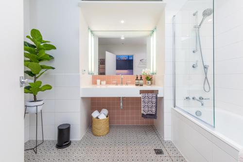 Et badeværelse på Deluxe Heritage - Roof Top Pool & Gym near Sky Tower