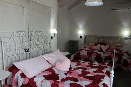 een slaapkamer met 2 bedden en roze kussens bij Angels'Home Raffaello in Pizzo