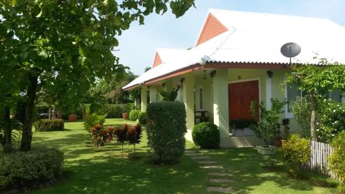 Taman di luar Ban Khan LeeMa