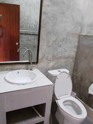 Un baño de Phutawan Pundao