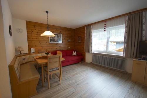 Ein Sitzbereich in der Unterkunft Appartements Waldruh