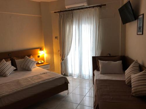 Кровать или кровати в номере Ammouliani Hotel