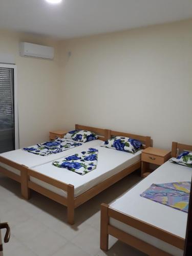 two twin beds in a room withthritisthritislictslictslicts at Korac Apartments in Ulcinj