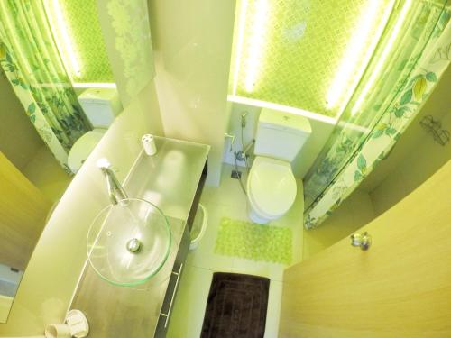 パタヤ・サウスにある1 bedroom in Jomtienの洗面台とトイレ付きの小さなバスルーム