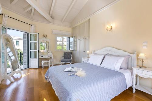 Posteľ alebo postele v izbe v ubytovaní Aerides 3 Luxury Suites