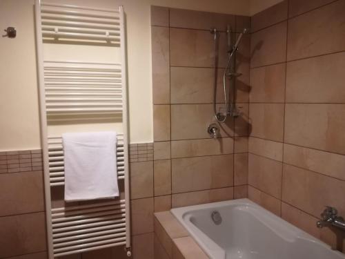 een badkamer met een bad en een douche met een handdoek bij Isabel in Crotone