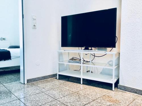 En tv och/eller ett underhållningssystem på Chez Coco Apartment 1 Aachen