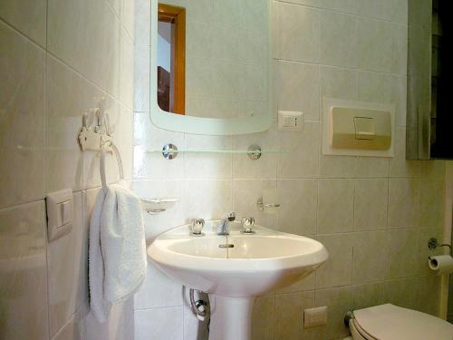 un bagno con lavandino e WC di Affittacamere Rollando a Vernazza
