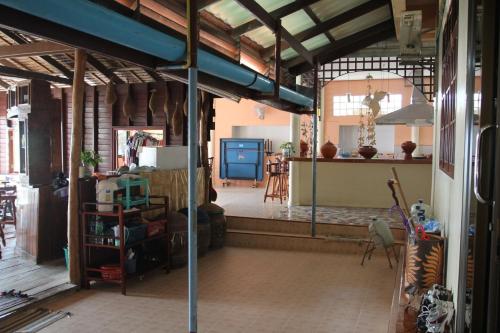 uma sala de estar com vista para um quarto em Ban Sulada Guest House em Laem Ngop