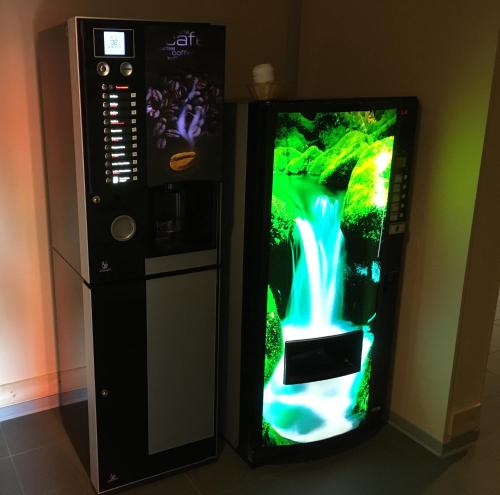 una máquina expendedora de videojuegos con una cascada. en Gästehaus Kaiserpassage- Ihr Cityhostel, en Karlsruhe