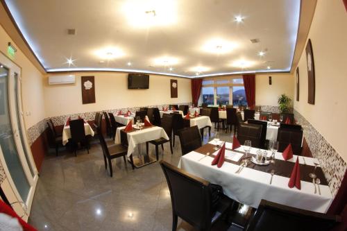 an overhead view of a restaurant with tables and chairs at Alnus Penzion in Smilno
