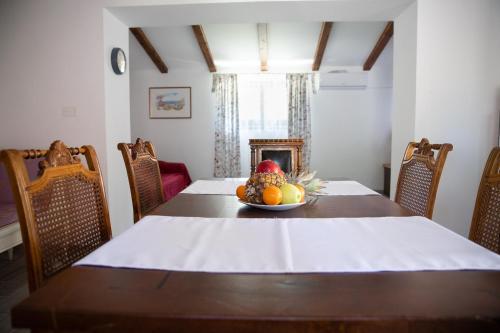 uma mesa de jantar com uma taça de fruta em DAMJANIĆ HOLIDAY HOUSE em Brtonigla