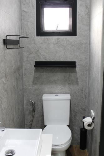 Ένα μπάνιο στο Pudpichaya Pool Villa