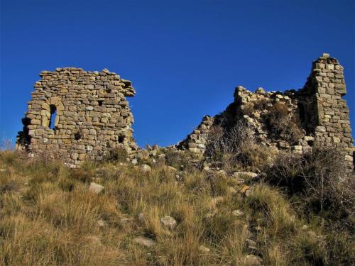 an old stone building on the side of a hill at Lo Cel De Tolo in Toló