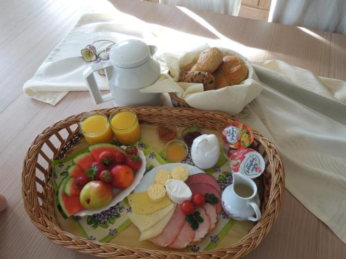 a basket of food with eggs and fruit on a table at Ferienwohnung Moosdorf in Stützengrün