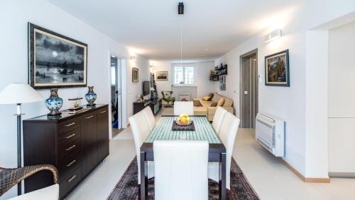 Spacious modern apartment close to the beach