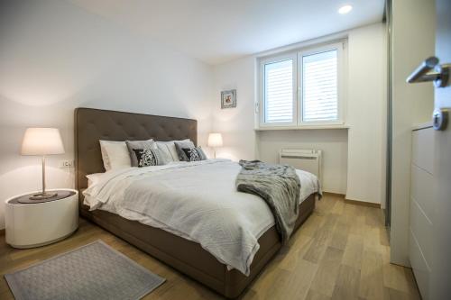 Postel nebo postele na pokoji v ubytování Spacious modern apartment close to the beach