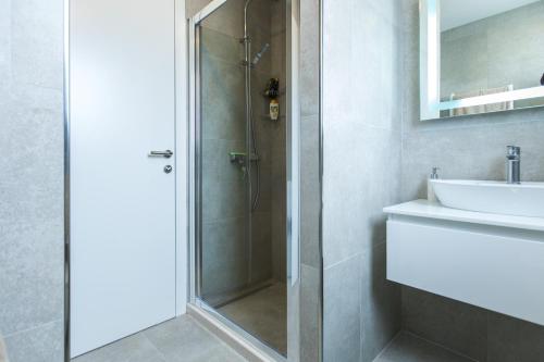 Koupelna v ubytování Spacious modern apartment close to the beach