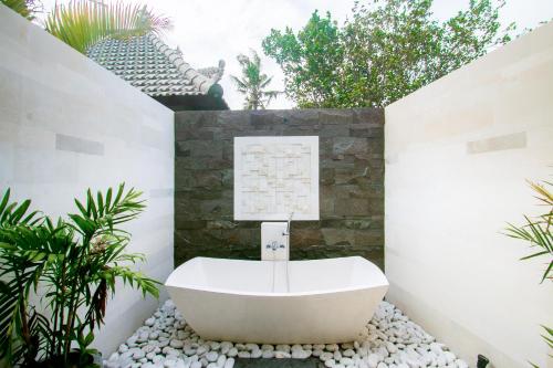 Bilik mandi di The Secret Spot Villas