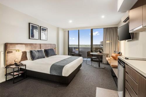 Maribyrnong的住宿－瑪利拜朗酷斯特公寓，酒店客房设有一张大床和一张书桌。