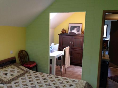 1 dormitorio con 1 cama y 1 mesa en una habitación en Little paradise en Berlín