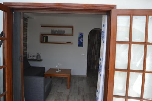 un salon avec un canapé et une table dans l'établissement Maspalomas Experience Holiday House, à Maspalomas