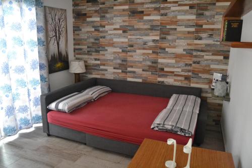 un lit dans une chambre avec un mur de briques dans l'établissement Maspalomas Experience Holiday House, à Maspalomas