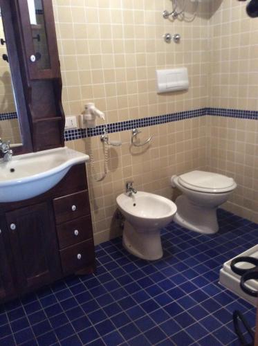 een badkamer met een toilet en een wastafel bij Albergo Seaside in Leni
