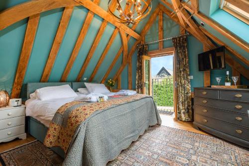 um quarto com uma cama num quarto com uma janela em Corner Farm em Halesworth