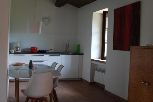 カーリにあるCasa Vintoの部屋にテーブルと椅子のあるキッチン