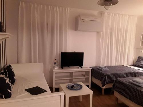 Tri Gracije tesisinde bir televizyon ve/veya eğlence merkezi