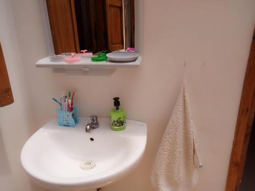 y baño con lavabo blanco y espejo. en Maison Saadia, en Rabat