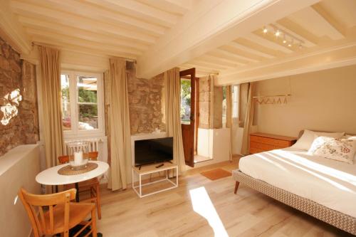 Postel nebo postele na pokoji v ubytování Les Suites - Saulieu